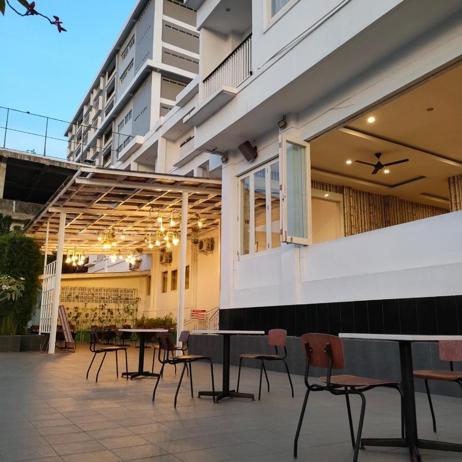 Naka Hotel Kupang Esterno foto